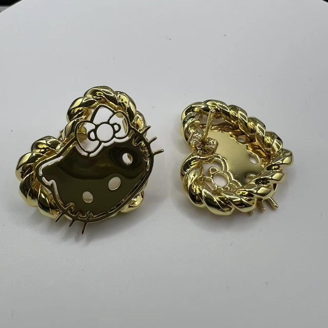 Hello Kitty Twist Heart Studs